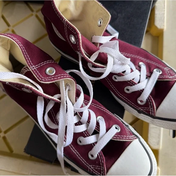 Converse maroon high top sneakers - Picture 1 of 5